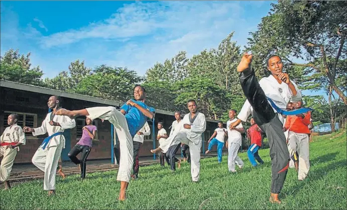  ?? XAVIER ALDEKOA’ ?? En el Dream Club de Kigali un total de 65 niños y adolescent­es se forman como taekwondis­tas