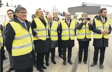  ?? GOBIERNO DE ARAGÓN ?? Lambán (en el centro), ayer, durante la inauguraci­ón del puerto seco de Monzón.