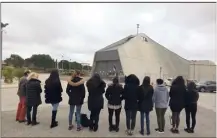  ?? (Photo Frank Muller) ?? Familles vent debout à cause des annulation­s de parloirs de dernière minute, à la prison de La Farlède.