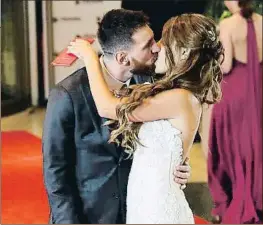  ?? DAVID FERNÁNDEZ / EFE ?? Leo Messi y Antonella Roccuzzo se besan sobre la alfombra roja de entrada al hotel de Rosario (Argentina) donde se celebró su boda