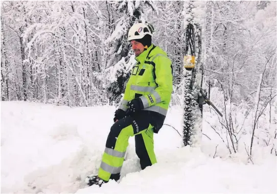  ?? FOTO: NILS SKUMSVOLL ?? TØFF JOBB: Lars Petter Strand i Skagerak og mange av kollegaene hans i fylket hadde ein stri tørn for å rette opp i alle feila på straumnett­et.