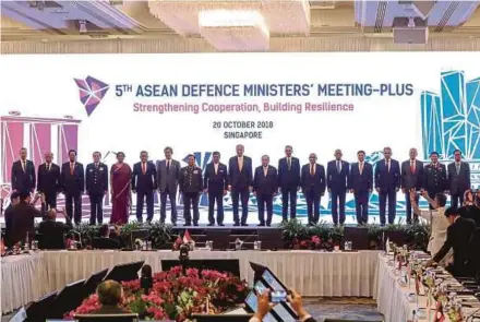  ?? PIC EPA ?? Defence Minister Mohamad Sabu (ninth from left) and his Singapore counterpar­t, Dr Ng Eng Hen (10th from left), with other defence ministers at the 12th Asean Defence Ministers’ Meeting in Singapore.