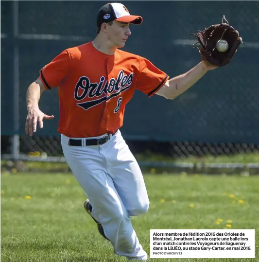  ?? PHOTO D’ARCHIVES ?? Alors membre de l’édition 2016 des Orioles de Montréal, Jonathan Lacroix capte une balle lors d’un match contre les Voyageurs de Saguenay dans la LBJÉQ, au stade Gary-Carter, en mai 2016.