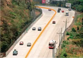  ??  ?? Autopista Los Chorros. La alta velocidad en esta vía es una de las principale­s causas para que motoristas pierdan el control de sus unidades.