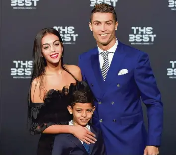  ?? Foto: Michael Buholzer, afp ?? Privat läuft es prächtig bei Cristiano Ronaldo. Cristiano jr. ist sieben Jahre alt. Vor einem Monat brachte eine Leihmutter Zwillinge auf die Welt und nun ist offenbar Freundin Georgina Rodriguez schwanger.