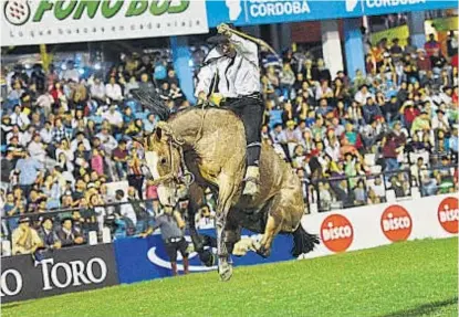  ?? (LA VOZ) ?? Despliegue. El espectácul­o en el campo de la jineteada siempre deslumbra.