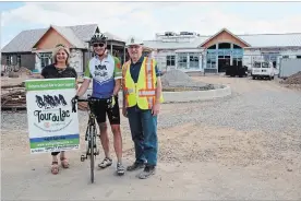  ?? KRIS DUBE THE WELLAND TRIBUNE ?? Wellspring Niagara Executive Director Ann Mantini-Celima, left, Frank Adamson from the Fonthill Rotary Club, and Je Matthews, fundraisin­g campaign chair for the Pelham centre.