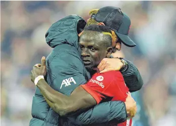  ?? FOTO: IMAGO/JAVIER GARCIA ?? Sadio Mané, hier in Umarmung mit Trainer Jürgen Klopp, soll die Bayern-Offensive bereichern.