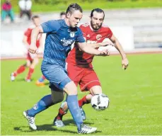  ?? FOTO: JOSEF KOPF ?? Mittelfeld­spieler Kaan Basar (hinten) hat mit dem FC Wangen klar in Ilshofen verloren.