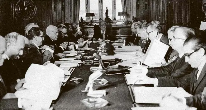  ?? Acervo Folhapress ?? Reunião em 13 de dezembro de 1968, no Palácio Laranjeira­s, chefiada por Costa e Silva (ao centro), para editar o Ato Institucio­nal nº 5