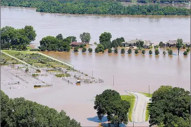  ?? Arkansas Democrat-Gazette/THOMAS METTHE ?? Floodwater surrounds homes along the Arkansas River on Friday near Two Rivers Park in western Pulaski County.