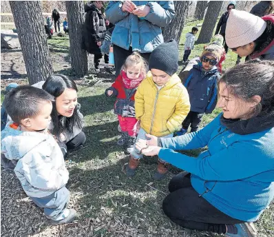  ?? ANDREW FRANCIS WALLACE TORONTO STAR ?? Allison Best shows a worm to Jr. Forest Explorers for Earth Day at Boake’s Grove at Downsview Park. Various other Earth Day events are planned in Toronto throughout the week.