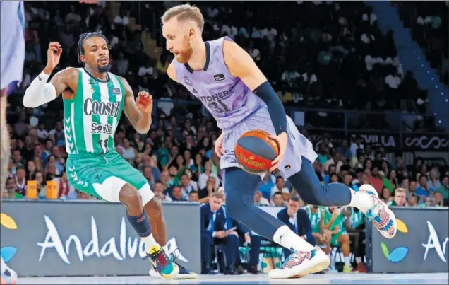  ?? ?? El madridista Dzanan Musa trata de quebrar la defensa de Shannon Evans, del Coosur Betis. El bosnio fue el jugador más destacado con 21 puntos, 7 asistencia­s y 33 de valoración.