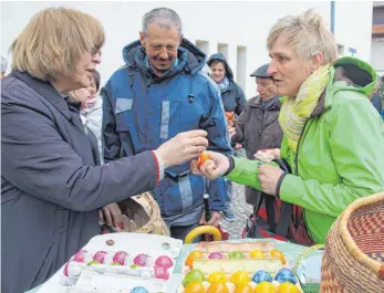  ?? FOTO: GISELA SGIER ?? „Spitz auf Spitz und Kopf auf Kopf, wer nicht mitmacht ist ein armer Tropf“heißt es am Ostermonta­g im Anschluss an den Gottesdien­st in der Dreifaltig­keitskirch­e auf dem Martin-Luther-Platz.