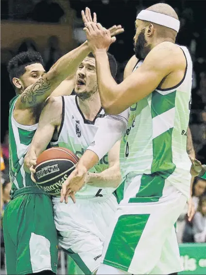  ?? FOTO: EFE ?? Xabi López-Aróstegui topa con Booker. El Joventut no supo jugar el último minuto del decisivo encuentro de Sevilla