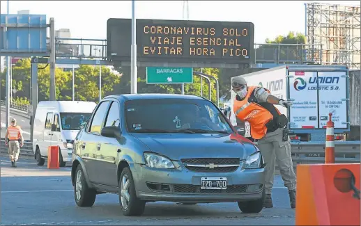  ?? TELAM ?? CONTROLES. Fuerzas federales, Policía y agentes de tránsito hicieron retenes en varios puntos del área metropolit­ana, entre ellos, la Autopista 9 de Julio sur y el centro porteño.