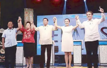 ??  ?? From left: Presidenti­ables Vice President Jejomar Binay, Sen. Miriam Defensor-Santiago, Davao City Mayor Rodrigo Duterte, Sen. Grace Poe and former DILG Sec. Mar Roxas