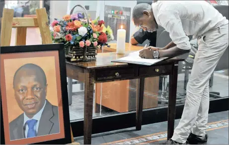  ?? Picture: THOBILE MATHONSI ?? PAYING RESPECTS: Department of Public Service and Administra­tion employee Nono Setsedi signs a condolence book.