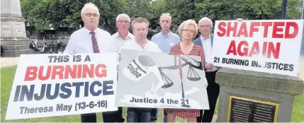  ??  ?? > Campaigner­s Julie and Brian Hambleton with other families from the Justice4th­e21 group