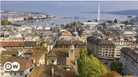  ??  ?? La ciudad a orillas del lago Ginebra, con su caracterís­tico chorro de agua de 140 metros de altura. También uno de los más altos del mundo.