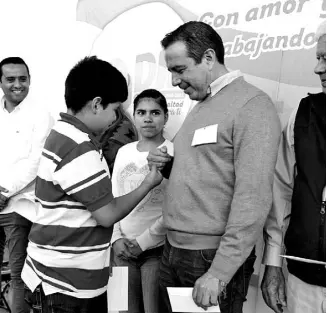  ??  ?? Hizo entrega de becas por la cantidad de casi 200.000 pesos.