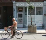  ?? STEVE RUSSELL/TORONTO STAR ?? Dan Aykroyd and John Belushi unveiled the Blues Brothers in a sketch on Saturday Night Live in 1978. They first met in 1974 at 505 Queen St. E., left, where they bonded over a record by Toronto’s Downchild Blues Band.