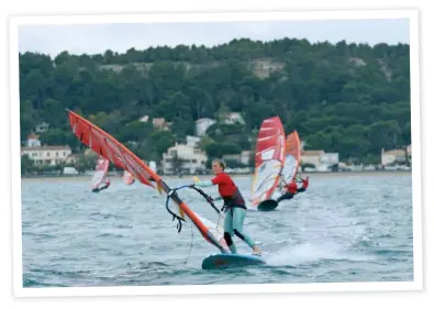  ??  ?? Un dernier jibe pour une dernière victoire à Leucate. Delphine Cousin domine, mais Marion Mortefon et Maëlle Guilbaud ne sont jamais loin.