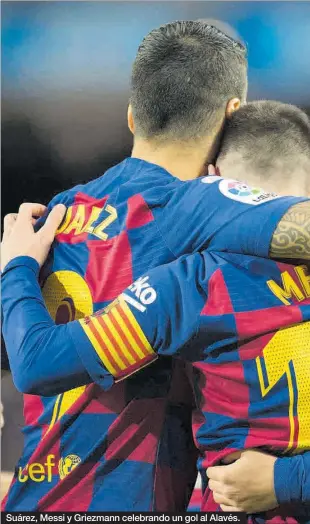  ??  ?? Suárez, Messi y Griezmann celebrando un gol al Alavés.