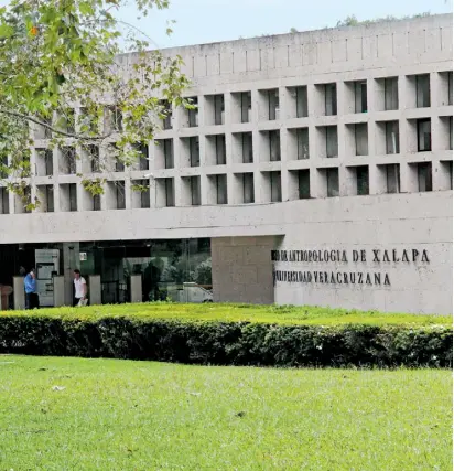  ?? ESCAMIROZA ?? La ANUIES se reunió con los rectores de 10 universida­des en quiebra, entre ellos la Universida­d Veracruza, para resolver los problemas financiero­s/jesús