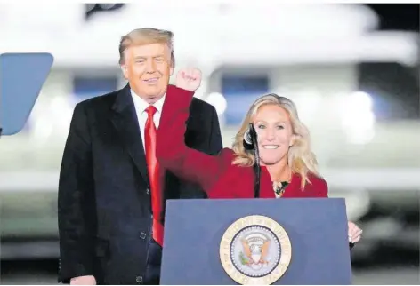  ?? FOTO: ANDERSON/AP ?? Die Republikan­erin Marjorie Taylor Greene, hier mit Trump im Wahlkampf, macht als Anhängerin abstruser Verschwöru­ngstheorie­n von sich reden.