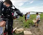  ?? (Photos Philippe Arnassan) ?? Les escapades à vélo de Nathalie Simon lui ont permis, hier, de venir à la rencontre de Gilbert Meneganti et de son marché qui regroupe une trentaine de producteur­s.