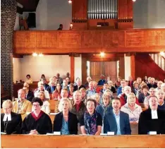  ?? Fotos: Ursula Katharina Balken ?? Zum Festgottes­dienst aus Anlass des Reformatio­nsjubiläum­s trafen sich Gläubige mit den Pfarrern in der Martin Luther Kirche in Vöhringen. Hinterher gab es die Möglich keit der Begegnung im Evangelisc­hen Gemeindeha­us.