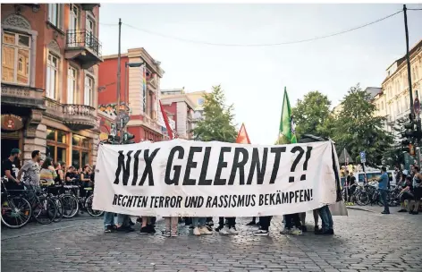  ?? FOTO: IMAGO ?? Demonstran­ten protestier­en in Hamburg gegen rechte Gewalt. Anlass war die Festnahme eines Verdächtig­en im Fall Lübcke.