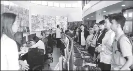  ??  ?? Benilde deaf students during visit at the surveillan­ce center.