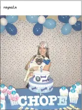  ??  ?? Nicole Reynal parece no tener carencias ya que festeja el cumple hasta de su perro.