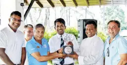  ?? ?? The winner Old Benedictin­es team receiving the trophy from the two Principals.