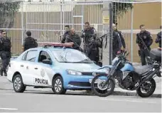  ??  ?? Combaten. Elementos policiacos realizaron un operativo que concluyó con un enfrentami­ento armado en el que cuatro personas murieron.