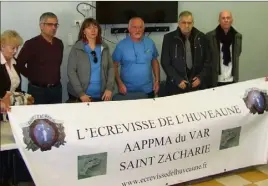  ?? (Photo J.-J. S.) ?? Le bureau de l’AAPPMA, composé de Michel Billon, Élisabeth Soarès-Médina, Bernard Janicki, a posé avec le maire, Pierre Coulomb, et Claude Fabre, son premier adjoint, lors de l’assemblée générale .