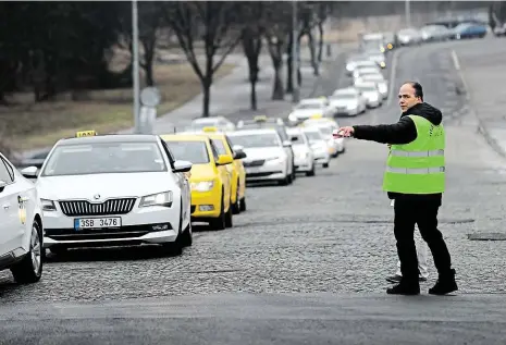  ?? Foto: Michal Šula, MAFRA ?? Had se plazí ze Strahova Podle odhadů iDNES.cz se na Strahově sjelo k protestu asi sedm set vozů taxi. Taxikáři sami tvrdili, že jich je dvakrát tolik. Ve 13 hodin se rozhodli sjet do města a blokovat magistrálu.