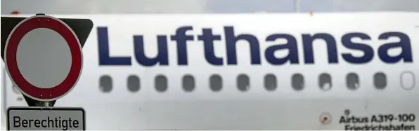  ?? Foto: Boris Roessler, dpa ?? Weniger Beschränku­ngen: Der frühere EU-Kommissar Günther Oettinger hofft im Fall der Lufthansa auf eine „kluge, industriep­olitische Entscheidu­ng“.
