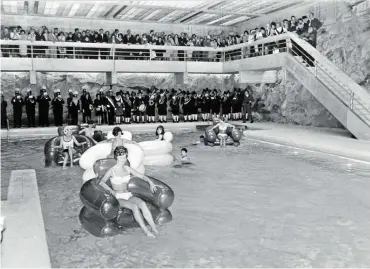  ??  ?? Im Jahr 1968 wurde die Felsenther­me Bad Gastein, die auf einer Höhe von 1100 Metern direkt im Zentrum von Bad Gastein liegt, feierlich eröffnet.