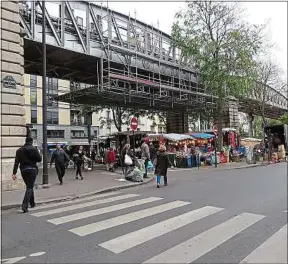  ??  ?? La promenade de 1,4 km sera aménagée sous le métro aérien.