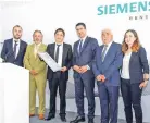  ??  ?? Yüzde 55 yerlilikle üretilen ilk rüzgar enerjisi jeneratörü dün Tuzla'da tanıtıldı. Siemens Gamesa Renewable Energy Türkiye CEO'su Hakan Yıldırım (sağ 3) ve proje paydaşları tanıtım toplantısı­nın sonunda hatıra fotoğrafı çektirdi.