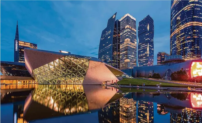  ?? FOTO GETTYIMAGE­S ?? Křivky Zahy Hadidové. Guangzhou Opera House se zrcadlí v hladině Perlové řeky v nově vystavěné obchodní a finanční čtvrti Kantonu.