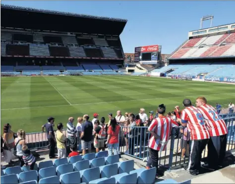  ??  ?? VISITAS AL CALDERÓN. Los aficionado­s del Atlético en un momento de la visita al Vicente Calderón.