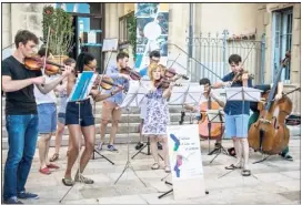  ?? (Photos DR) ?? Musique de chambre avec « Fractales », dans un coin de rue à Sanary.