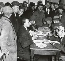  ?? Foto: archiv ČTK ?? Práci hledalo ve 30. letech v Českoslove­nsku až 400 tisíc lidí. Se stravování­m pomáhaly úřady i Armáda spásy.