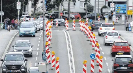  ?? FOTO: ANDREAS BRÜCKEN ?? Seit drei Monaten ist die Gänstorbrü­cke über die Donau halbseitig für den Verkehr gesperrt. Das wird wohl noch mehrere Jahre lang so bleiben – bis das Bauwerk, das die Städte Ulm und Neu-Ulm verbindet, abgerissen und neu gebaut wird.