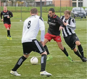  ?? RP-FOTO: GOTTFRIED EVERS ?? Atila Ercan (am Ball) musste gestern im Gocher Sturm ran und konnte den Ball nicht nur in dieser Szene behaupten, sondern erzielte auch das Gocher 1:0.