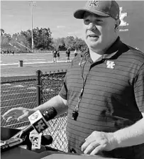  ?? MATT MURSCHEL/ORLANDO SENTINEL ?? Kentucky coach Mark Stoops discusses the Wildcats’ preparatio­ns for Saturday’s Citrus Bowl showdown with Iowa following practice Monday at Celebratio­n High School.